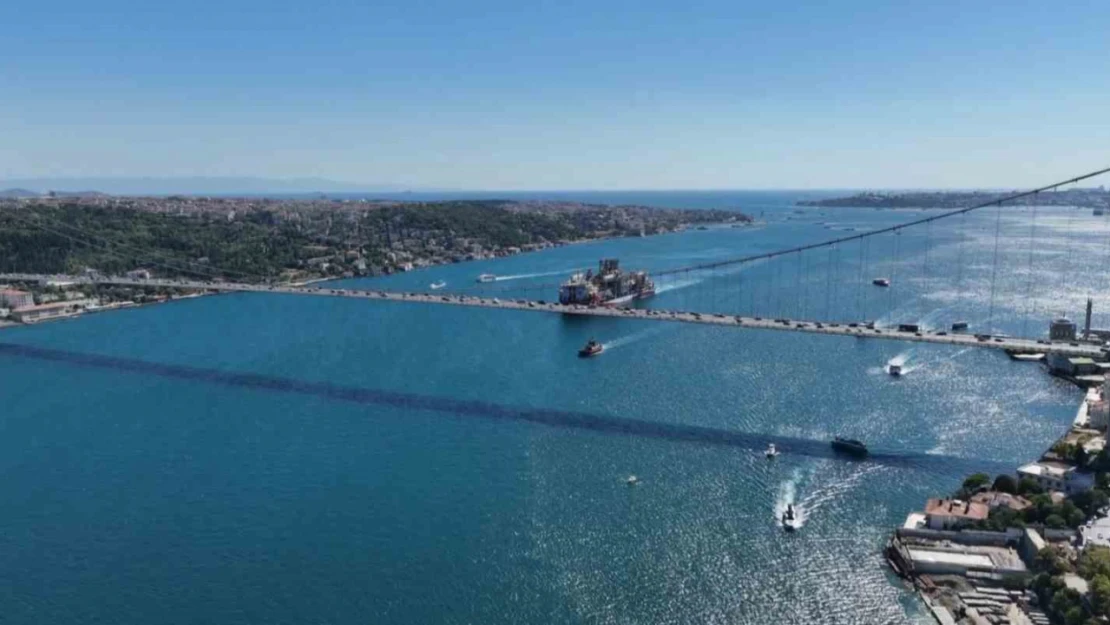 Türkiye'nin sondaj gemisi Abdülhamid Han İstanbul Boğazı'ndan geçti: O anlar havadan görüntülendi