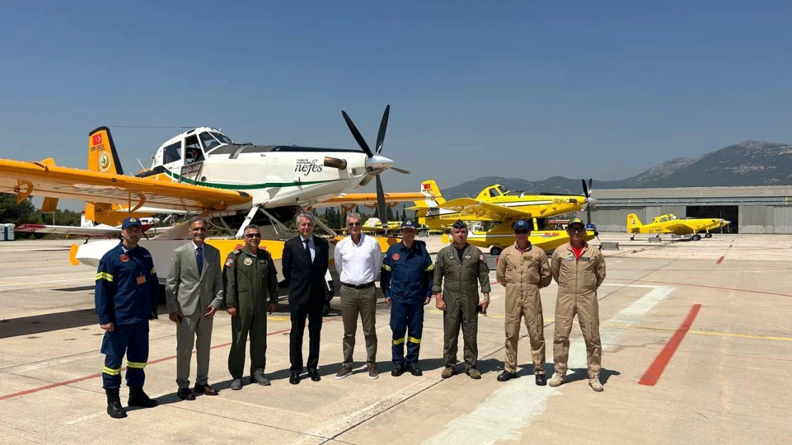 Türkiye'nin yangınlarla mücadele kapsamında Yunanistan'a gönderdiği 2 yangın söndürme uçağıyla 1 helikopter Yunanistan'a ulaştı.