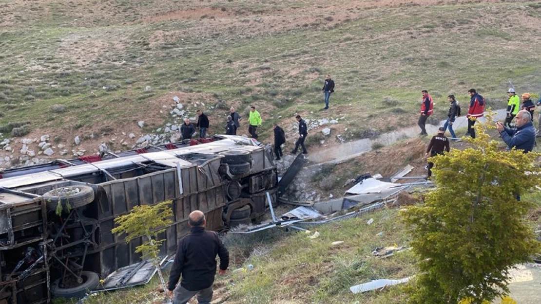 Üniversite öğrencilerini taşıyan otobüs Şarampole devrildi