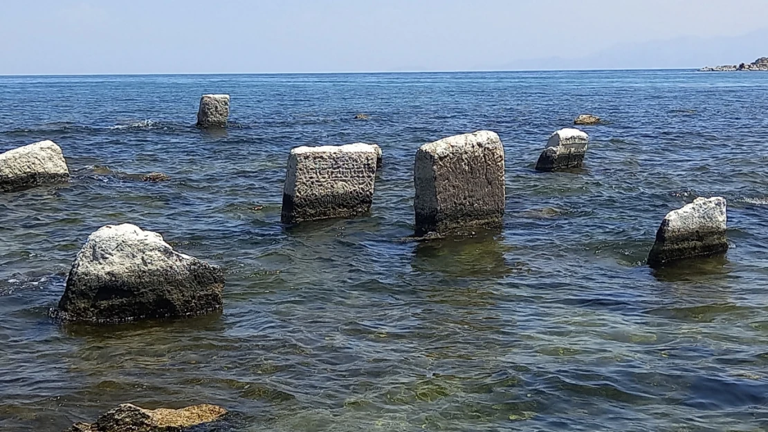 Van Gölü'nde sular çekildi, asırlık toplu mezar alanı ortaya çıktı