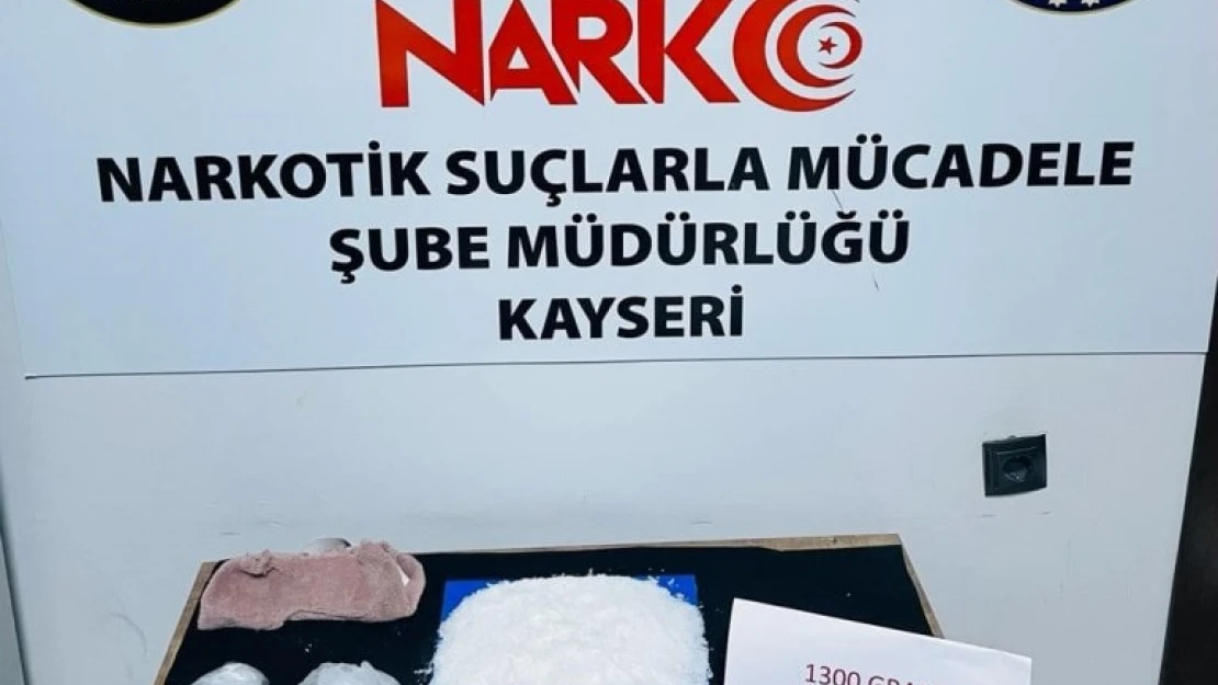 Yolcunun üzerinden 1 kilo uyuşturucu ele geçirildi