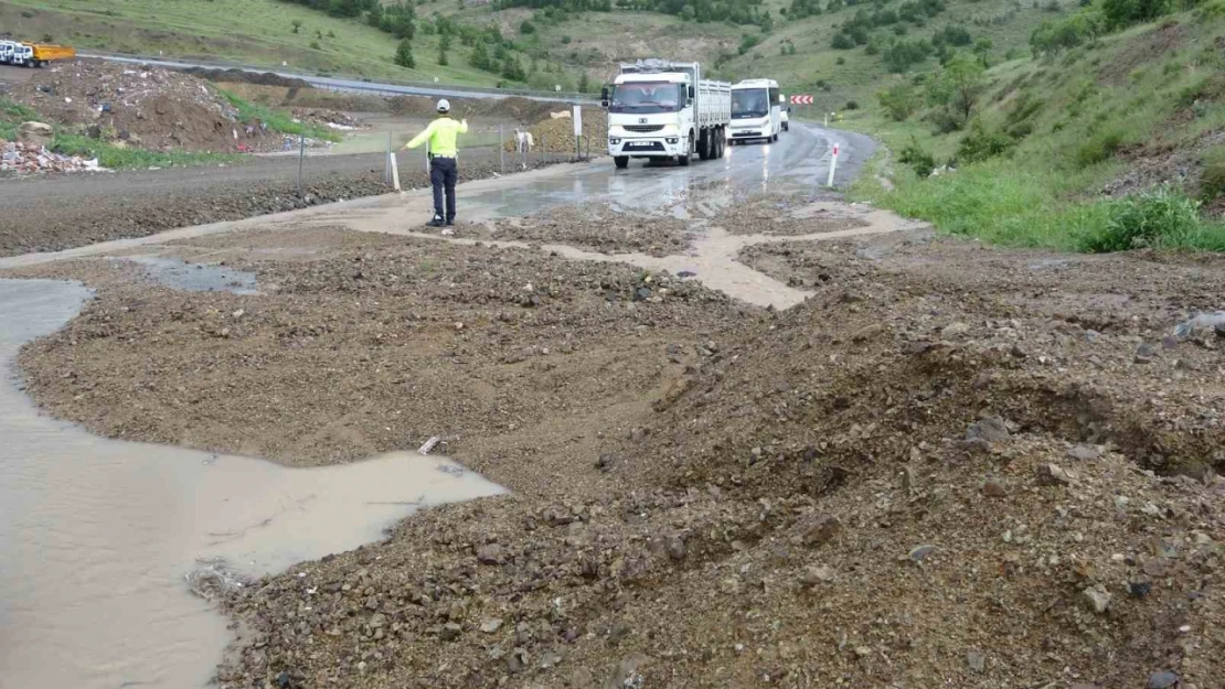 Yozgat'ta şiddetli yağış toprak kaymasına neden oldu, trafikte aksamalar yaşandı