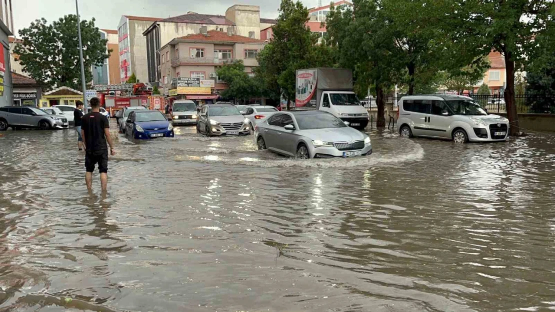 Yozgat Yerköy'de sağanak yağış sonrası yollar göle döndü