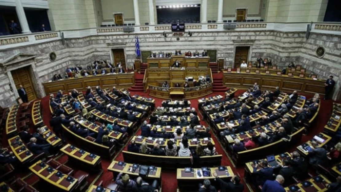 Yunanistan ırkçı partilerin meclise girmemesi için yasa çıkaracak