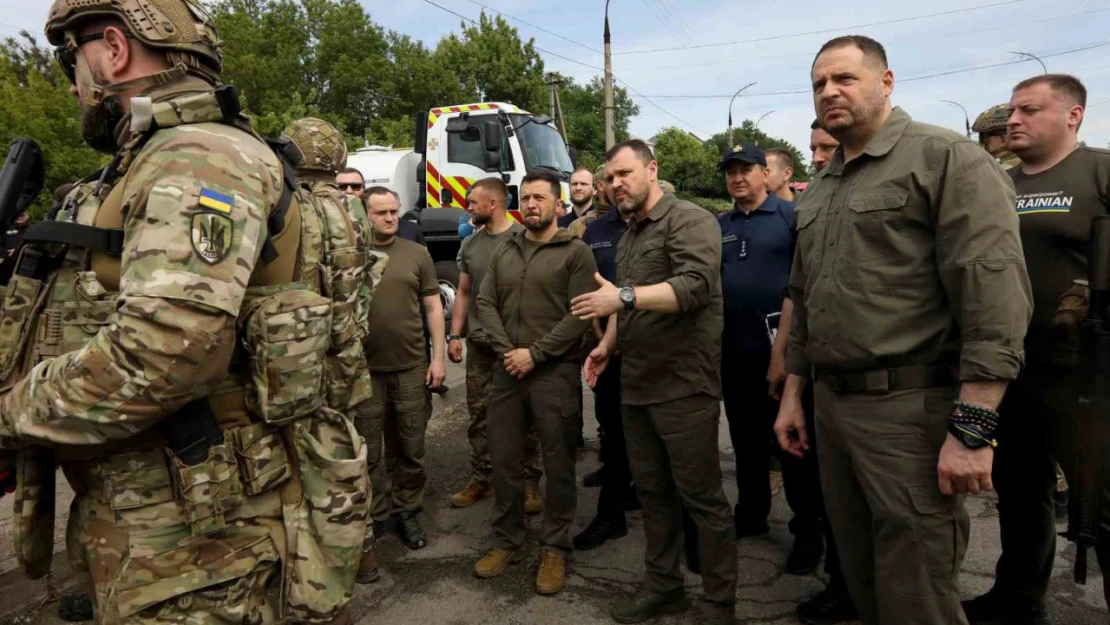 Zelenskiy'den hidroelektrik santralinin vurulduğu Herson'a ziyaret