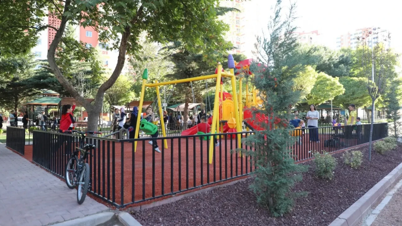 Melikgazi, Bahçelievler'deki Parkı Yeniledi