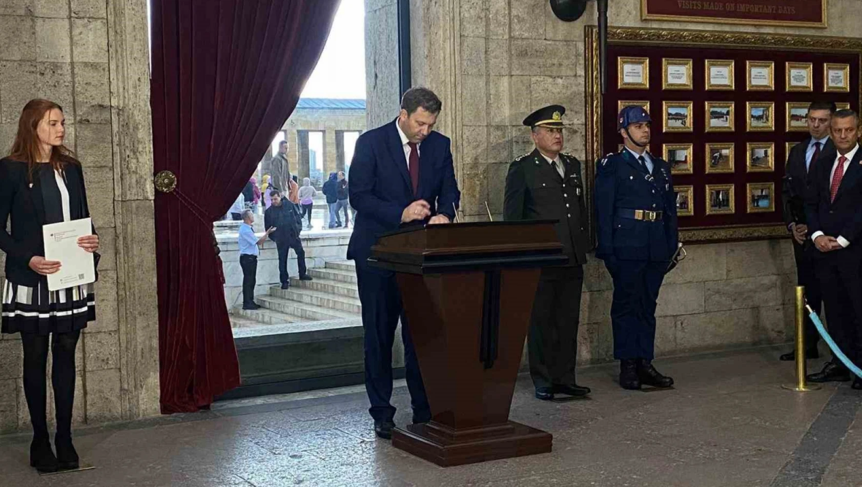 CHP lideri Özel ve SPD Eş Genel Başkanı Lars Klingbeil'den Anıtkabir'e ziyaret