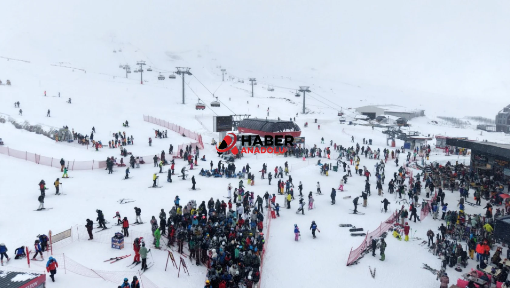 Erciyes sömestirin ilk hafta sonunda 250 bin kişiyi ağırladı