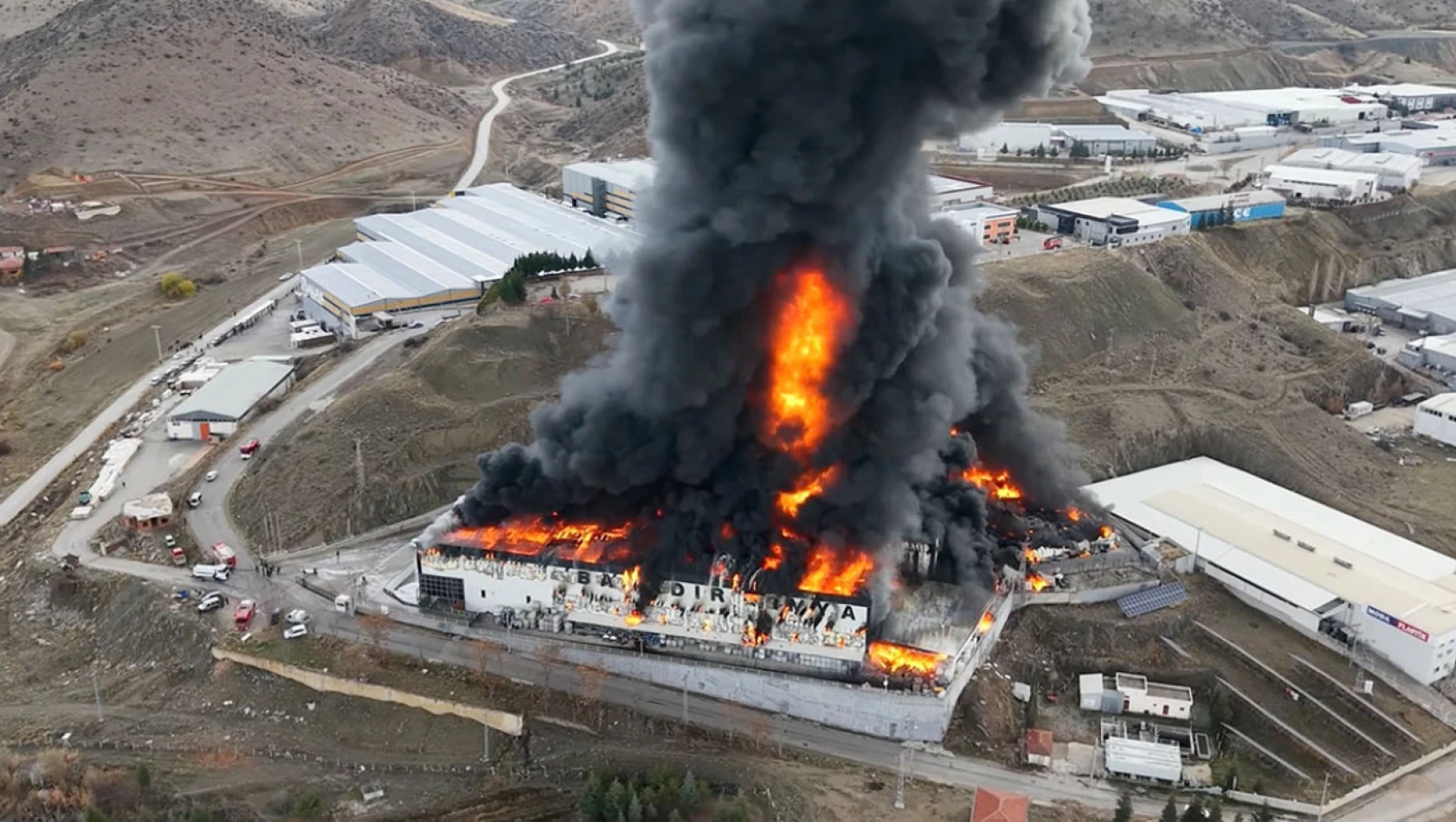 Kırıkkale'de Madeni Yağ Fabrikasında Yangın: İşçiler Tahliye Edildi