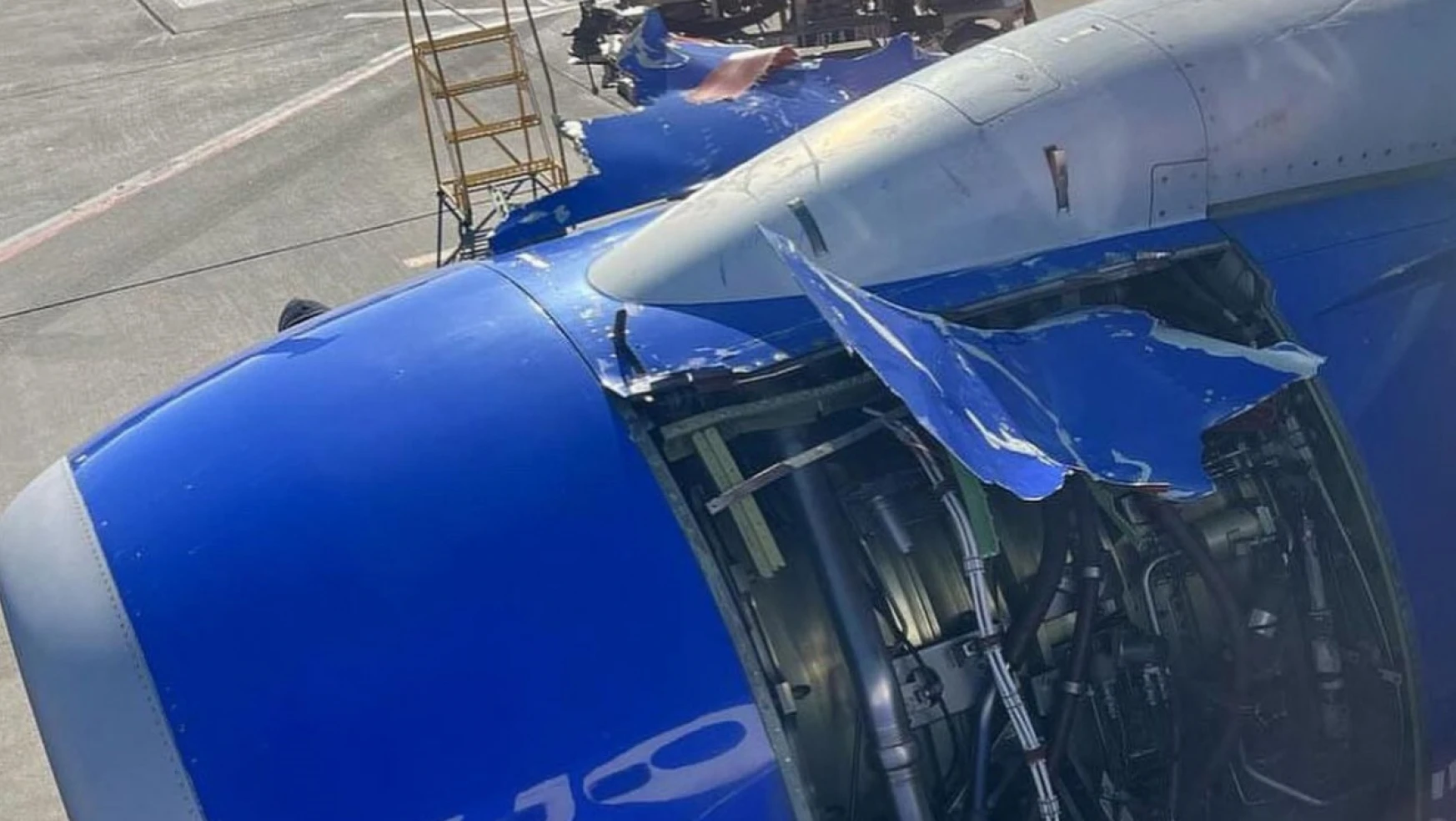 ABD'de kalkış sırasında uçağın motor kapağı koptu