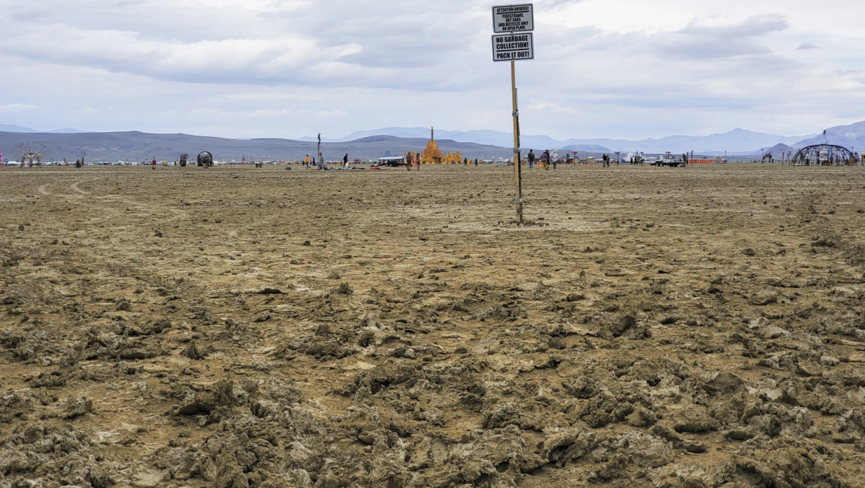 ABD'de şiddetli yağış festival alanını bataklığa çevirdi