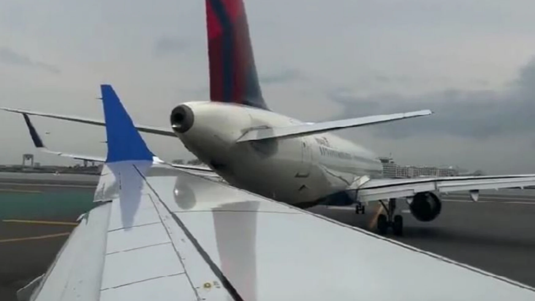 ABD'de yolcu uçağı, diğer uçağın sol kanadına çarptı