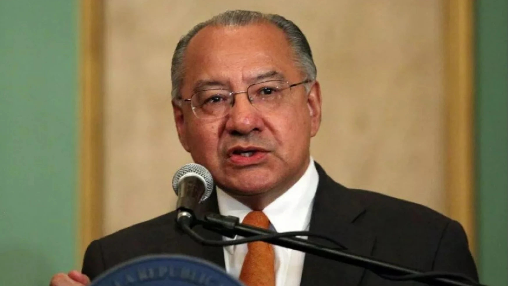 ABD'nin eski Bolivya Büyükelçisi Küba'ya casusluk yaptığını itiraf etti