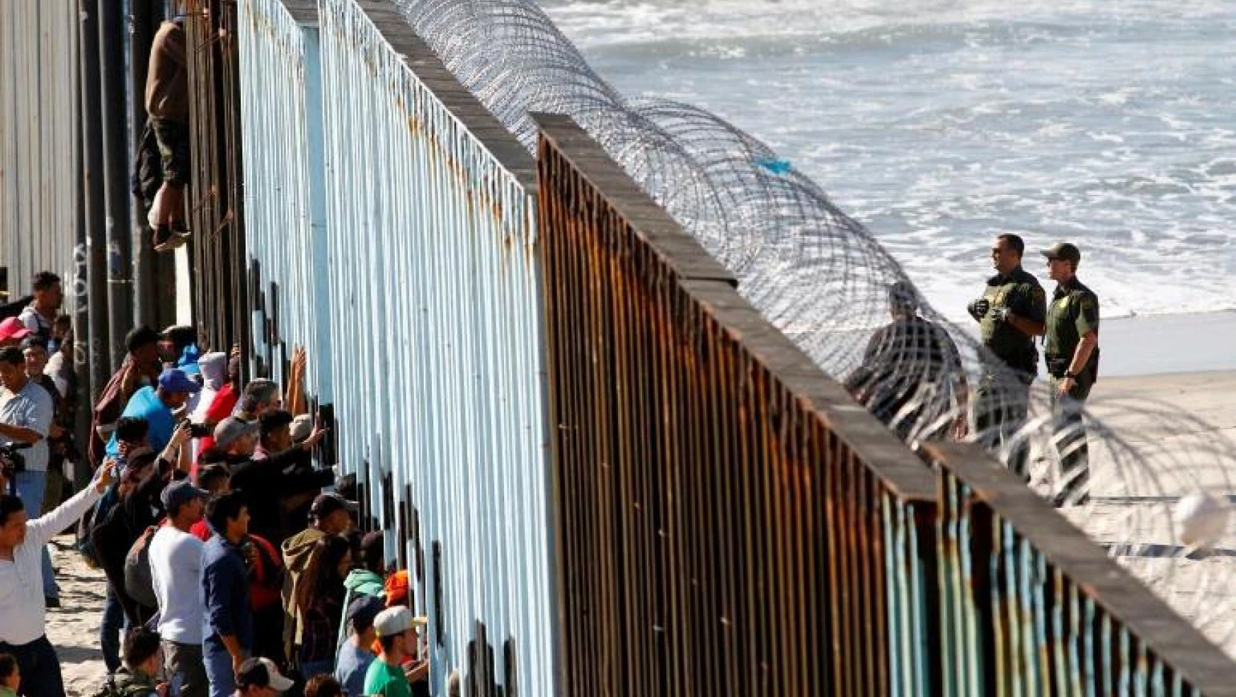 ABD sınırını geçen Meksikalı göçmenlere silahlı saldırı