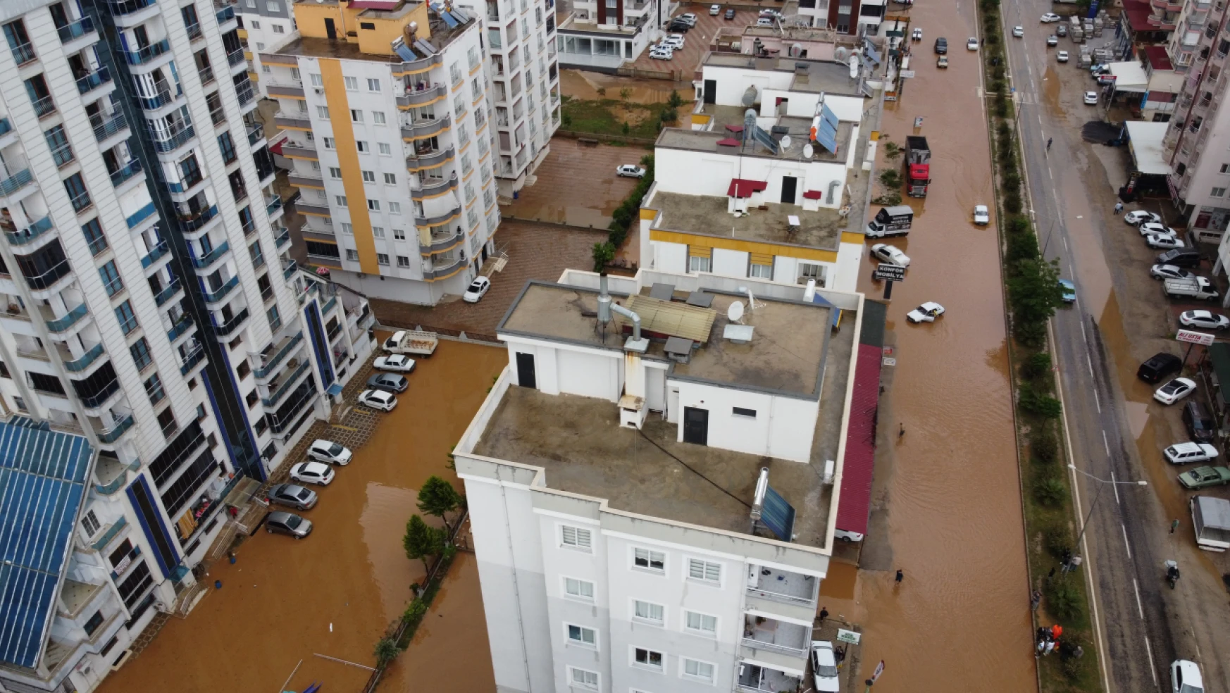 Adana'da şiddetli yağış hayatı felç etti, araçlar mahsur kaldı, kısa süreli panik yaşandı