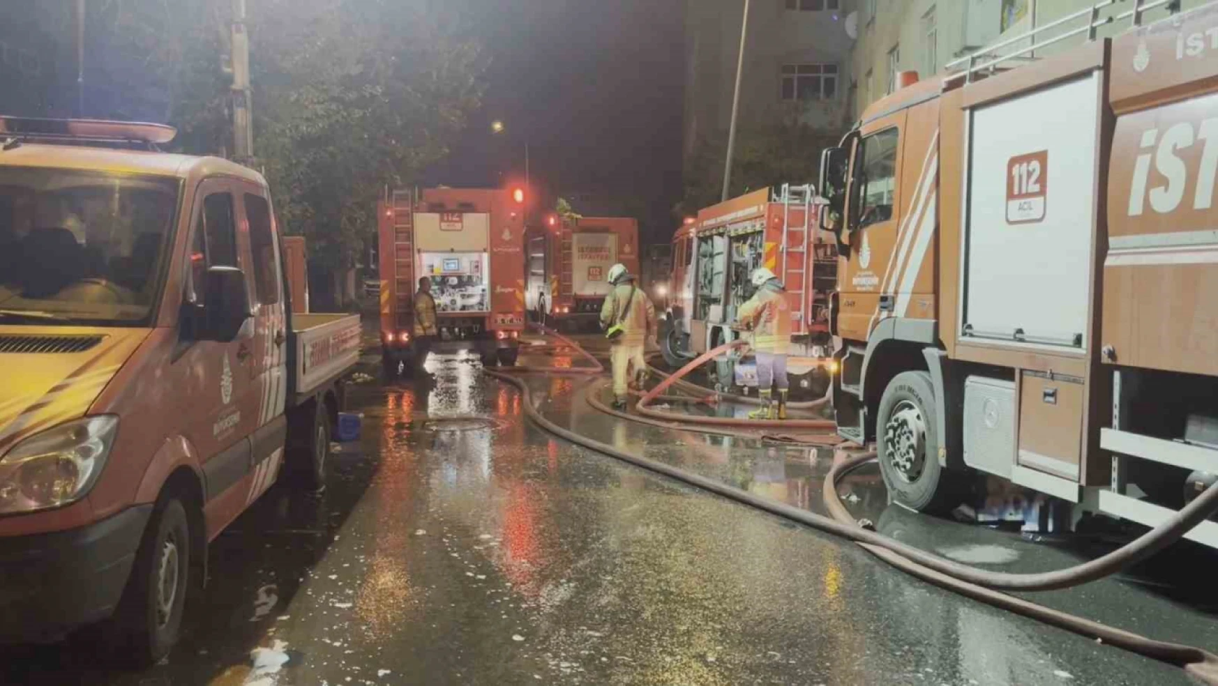 Akit Medya Grubu'nun bulunduğu binada çıkan yangın devam ediyor