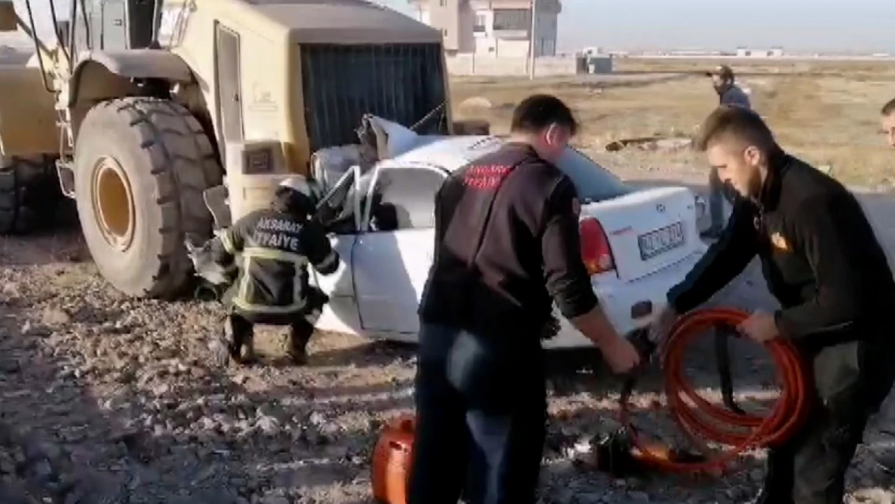 Aksaray'da otomobil park halindeki iş makinesine çarptı: 1 ölü