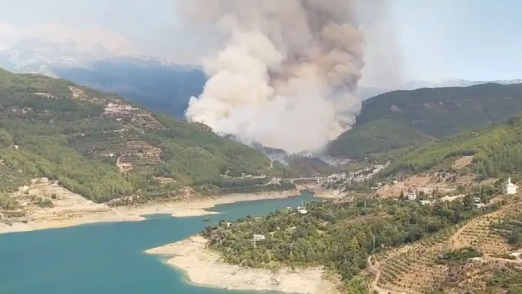 Alanya'daki orman yangınına hava ve karadan yoğun müdahale sürüyor