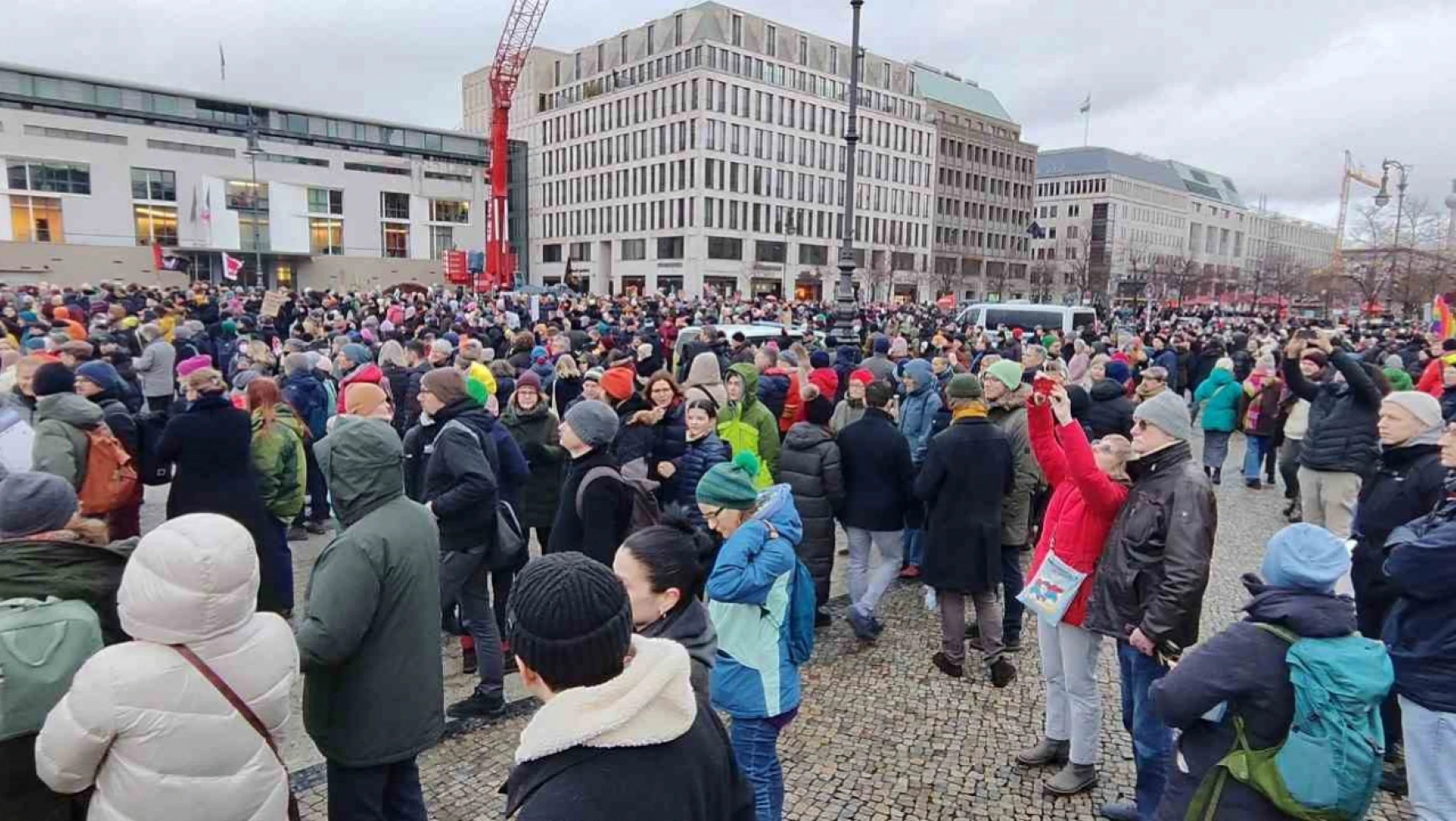 Almanya'da aşırı sağcı AfD Partisi ve ırkçılık karşıtı protesto