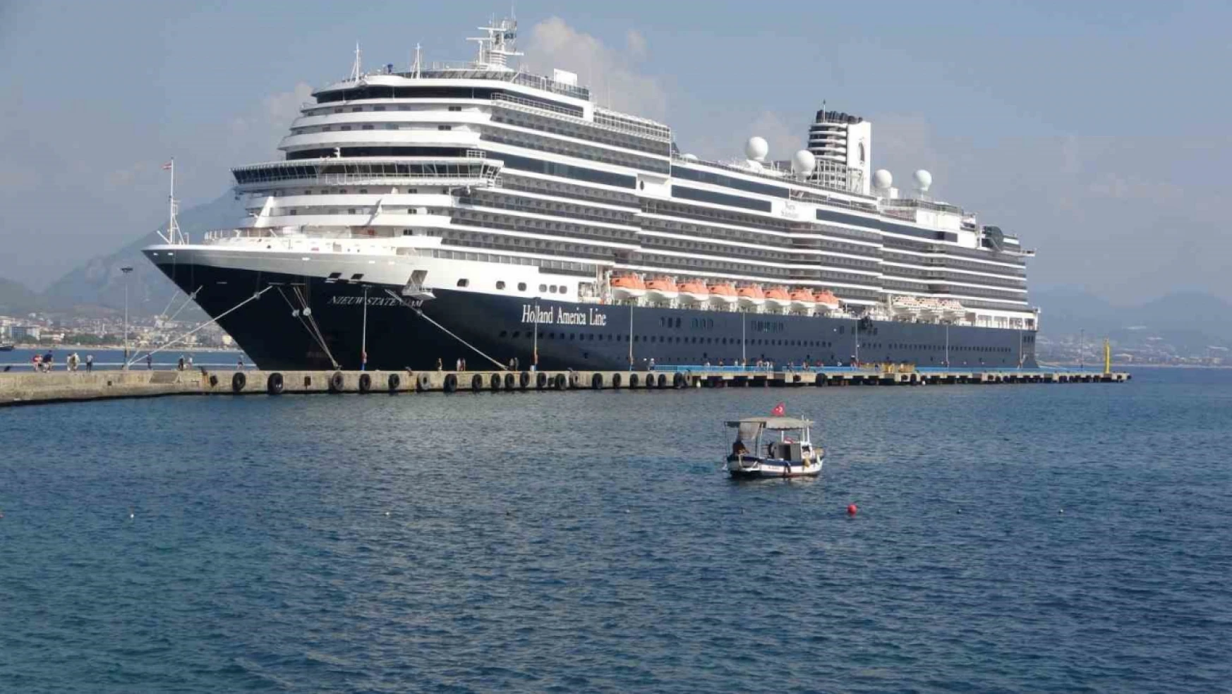 Amerikalı ve Avrupalı turistler, İsrail'deki ikinci liman rotasını iptal edip Alanya'ya geldi