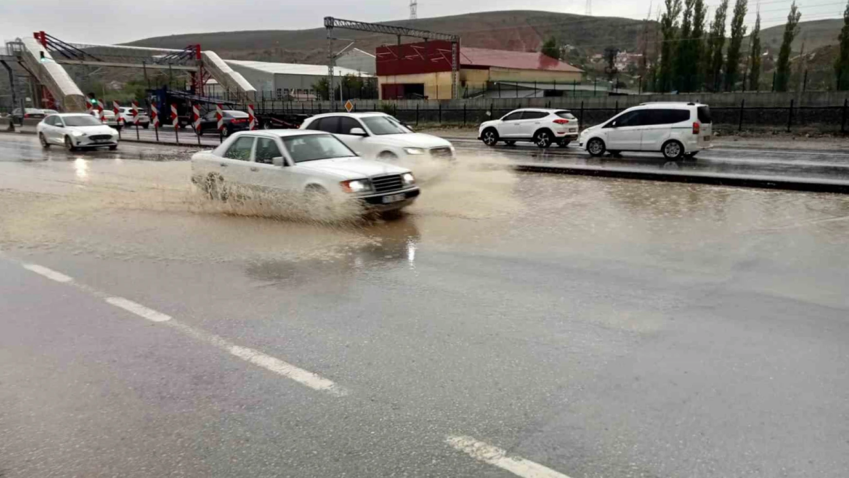 Ankara'da şiddetli yağış sürücülere ve vatandaşlara zor anlar yaşattı