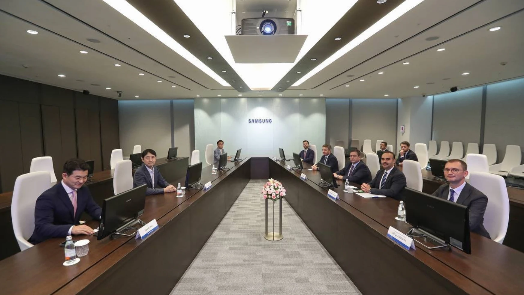 Bakan Kacır, Güney Kore'de küresel markaların yöneticileri ile buluştu
