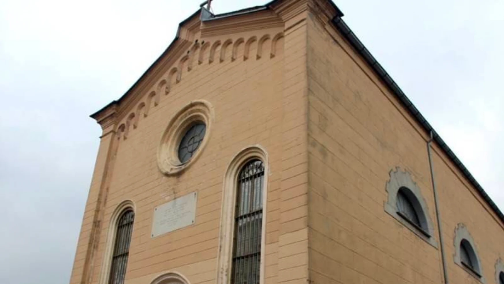 Bakan Yerlikaya: Santa Maria Kilisesindeki ayine katılanlar içinde bulunan C.T., maskeli 2 kişinin silahlı saldırısına uğrayarak hayatını kaybetti