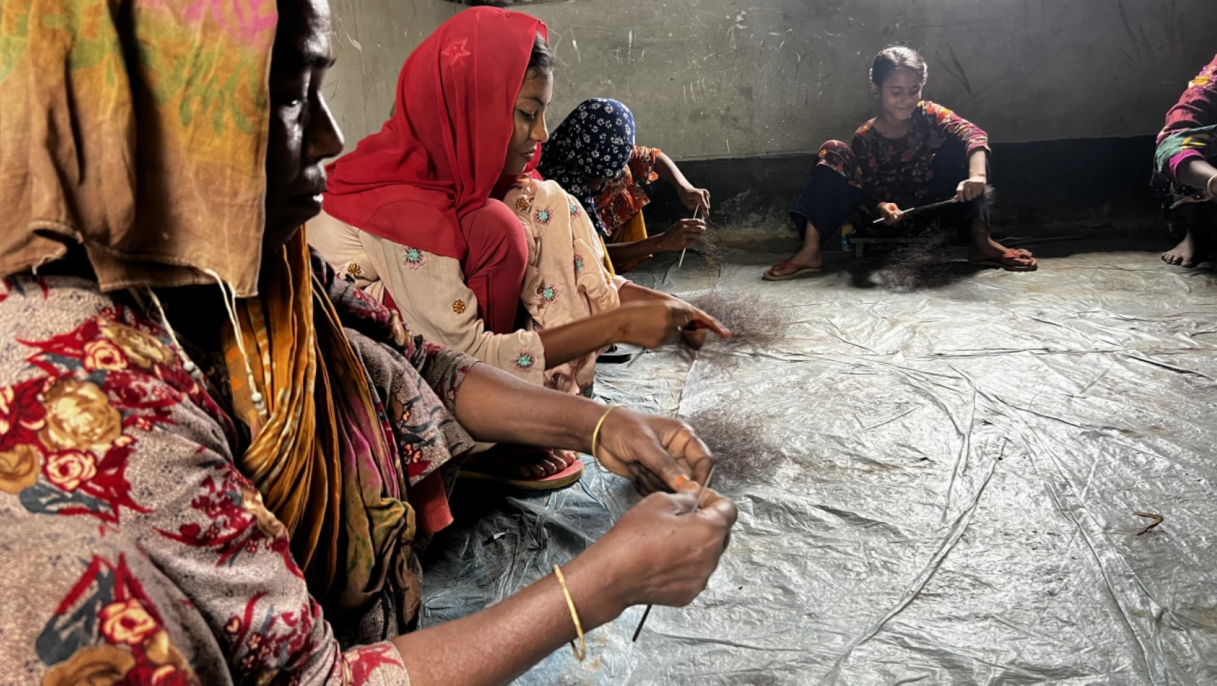 Bangladeşli kadınlar günlük 50 takaya çalışıp 8 bin taka değerinde peruk üretiyor