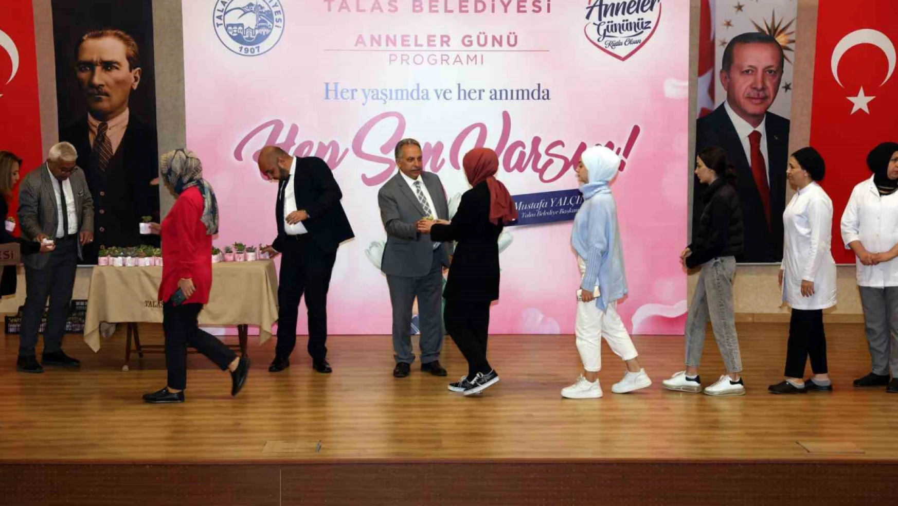 Başkan Yalçın'dan kadın personele 'Anneler Günü' hediyesi