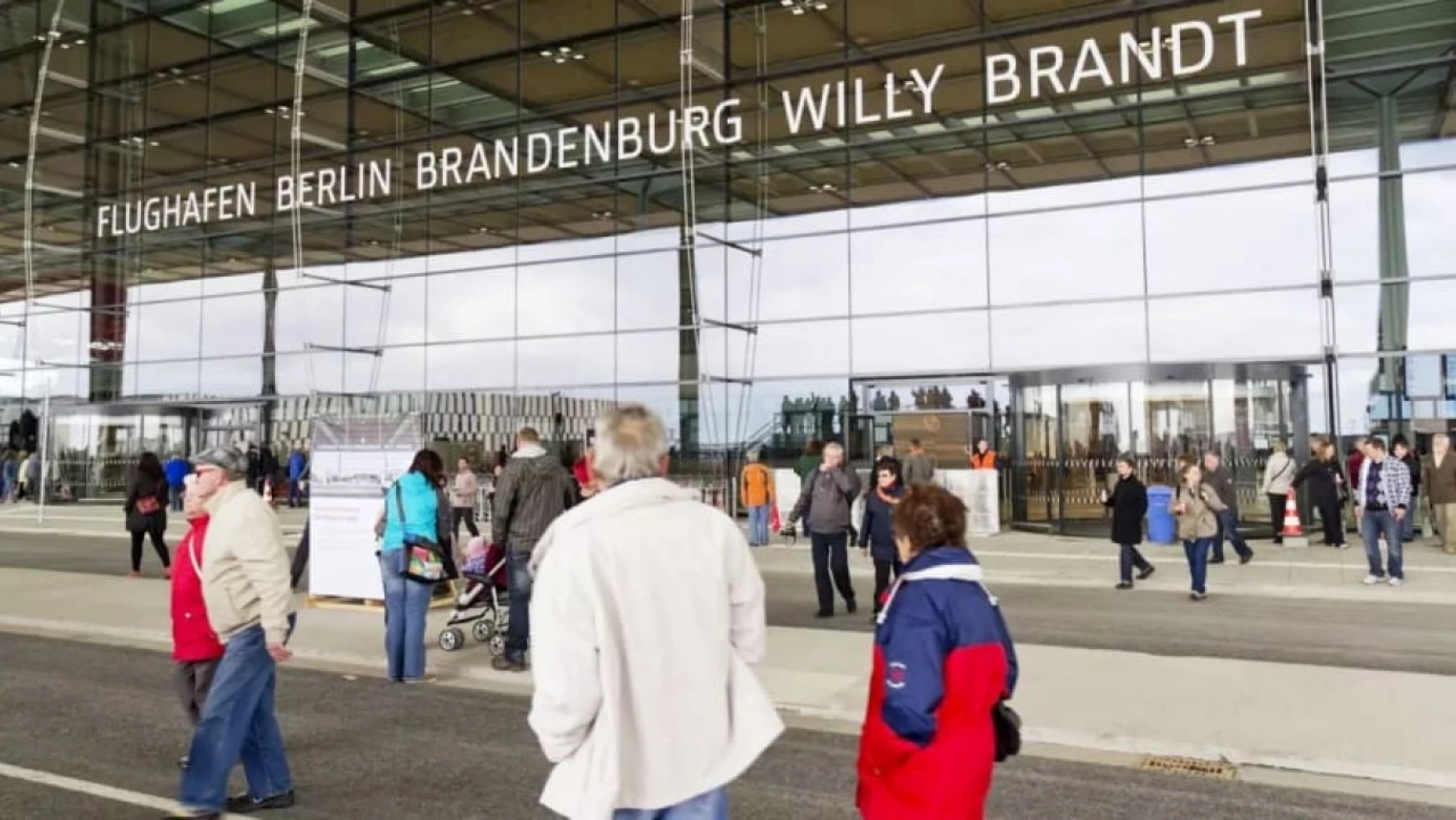 Berlin'de havalimanı çalışanları greve gitti, yüzlerce uçuş iptal edildi