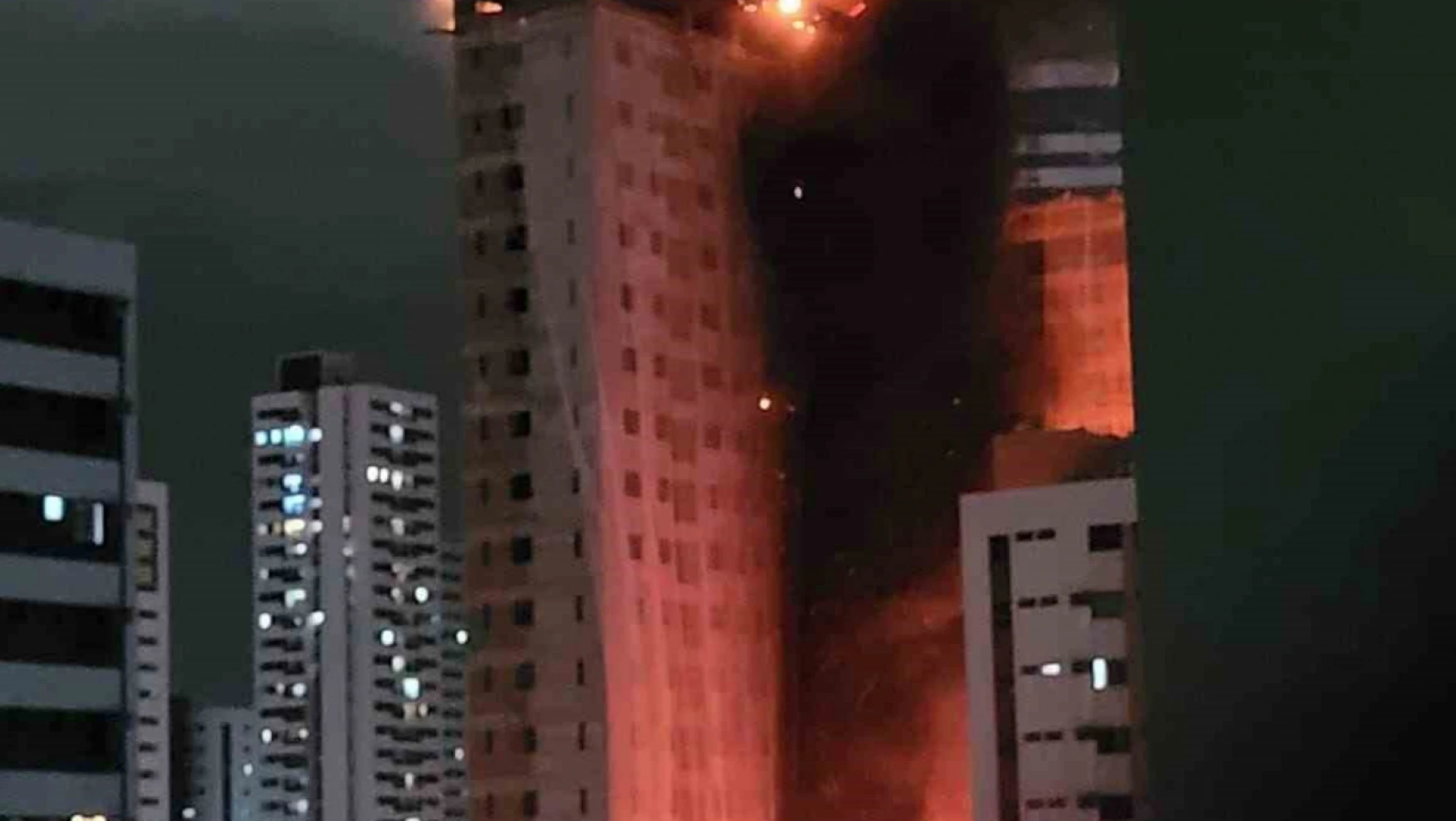 Brezilya'da inşaat halindeki 33 katlı binayı alevler sardı