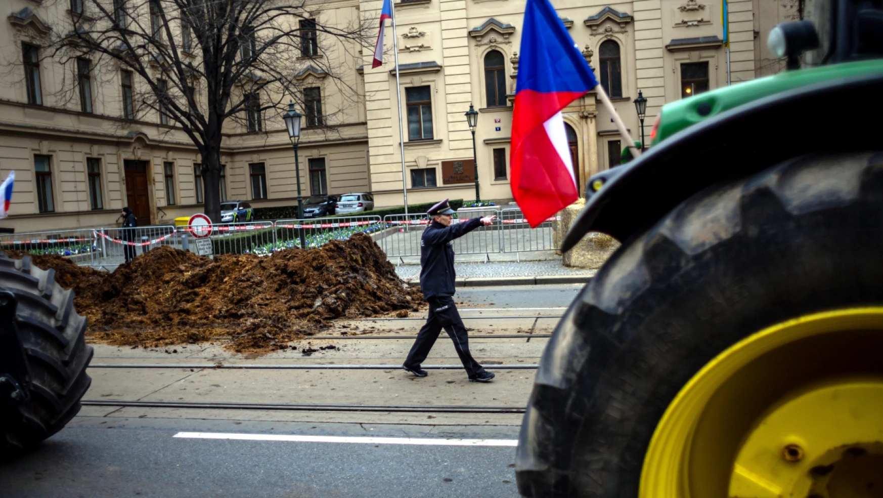 Çekya'da çiftçiler Hükümet Ofisi'nin önüne gübre döktü
