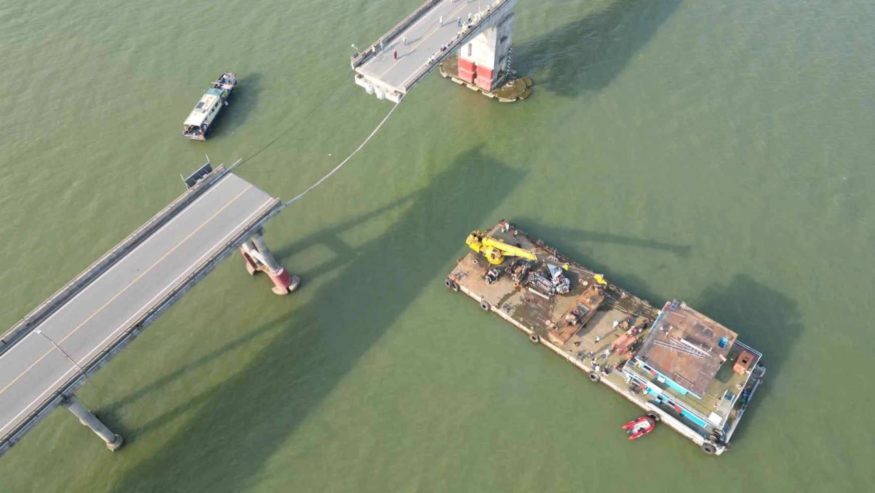 Çin'de kargo gemisi köprüye çarptı: 4 kayıp