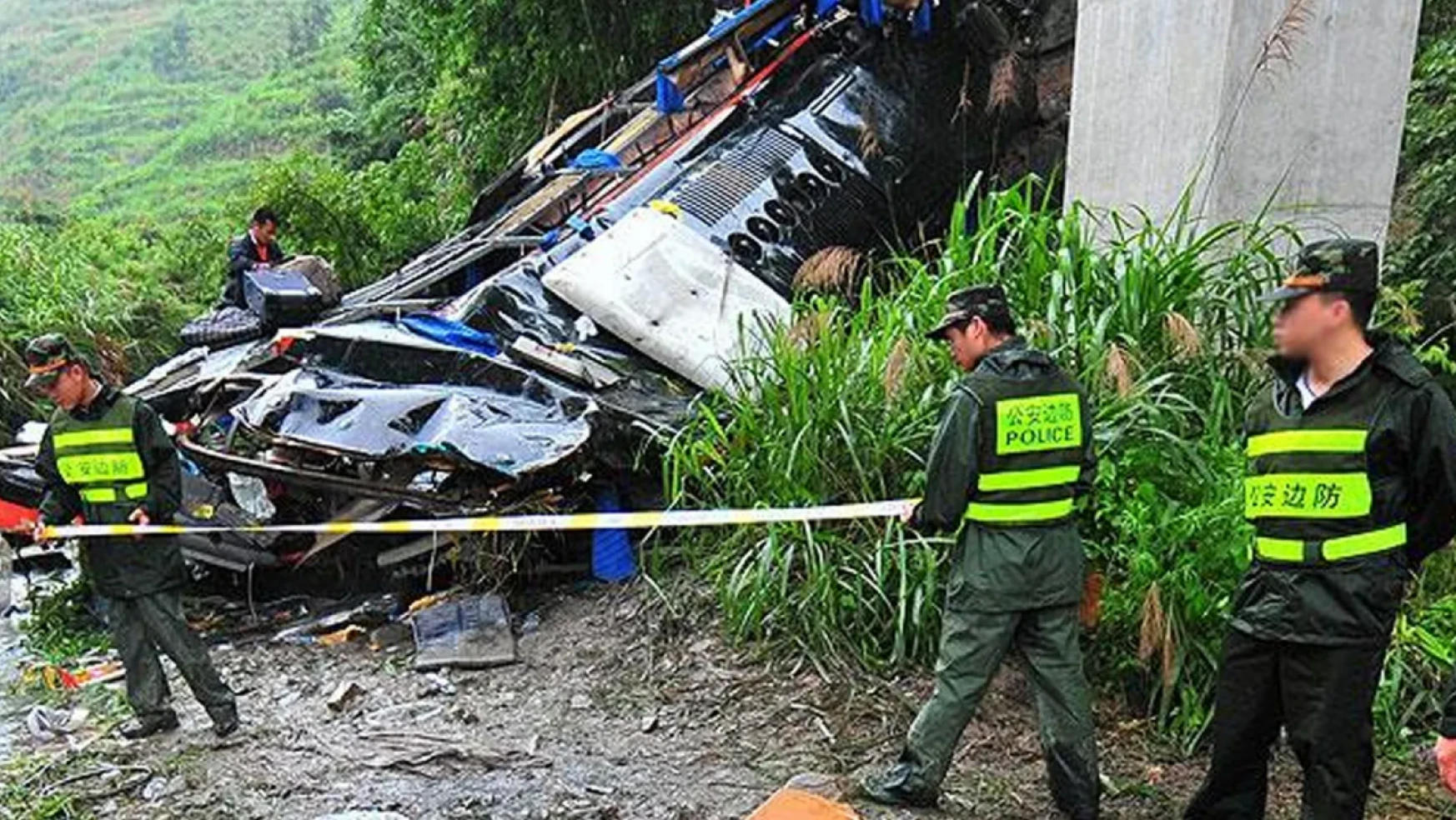 Çin'de yolcu otobüsü tünele çarptı: 14 ölü