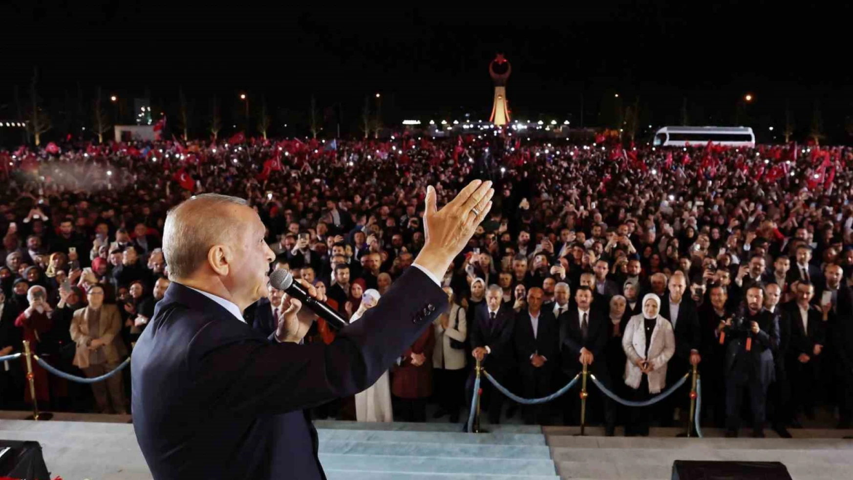 Cumhurbaşkanı Erdoğan, Beştepe'de 320 bin vatandaşa hitap etti