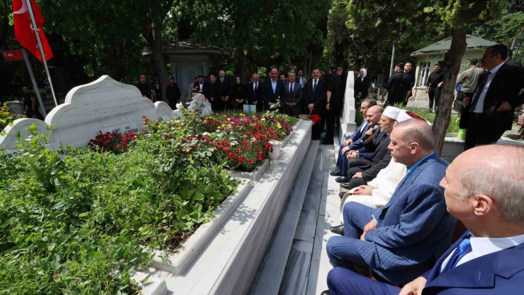 Cumhurbaşkanı Erdoğan, Necmettin Erbakan'ın kabrini ziyaret etti