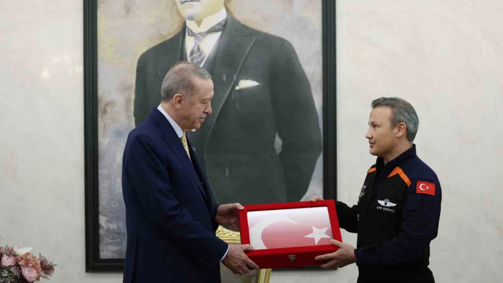 Cumhurbaşkanı Recep Tayyip Erdoğan, Türkiye'nin ilk  Astronotu Alper Gezeravcı'yı kabul etti.