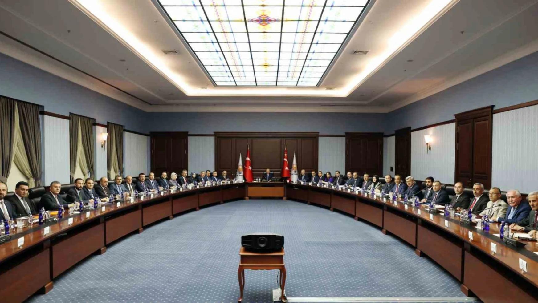 Cumhurbaşkanı ve AK Parti Genel Başkanı Recep Tayyip Erdoğan, Ankara'da parti il teşkilatı ve ilçe belediye başkanları ile bir araya geldi.