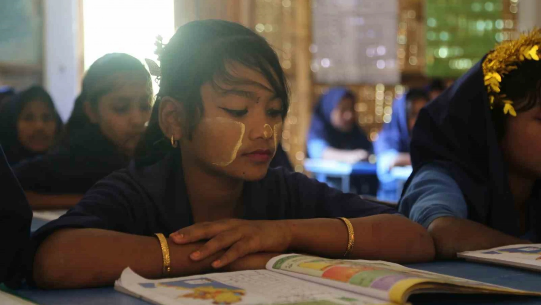 Diyanet Vakfı'nın Bangladeş'te inşa ettiği okullarda bin 250 çocuk eğitim görüyor