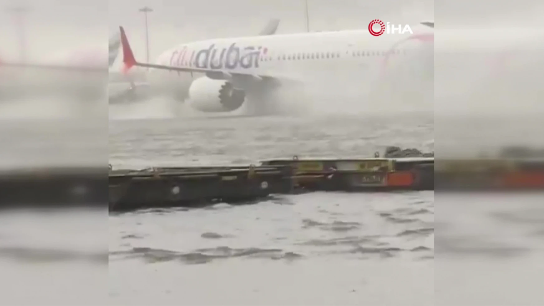 Dubai Uluslararası Havalimanı'nda uçaklar sel sularında güçlükle ilerledi