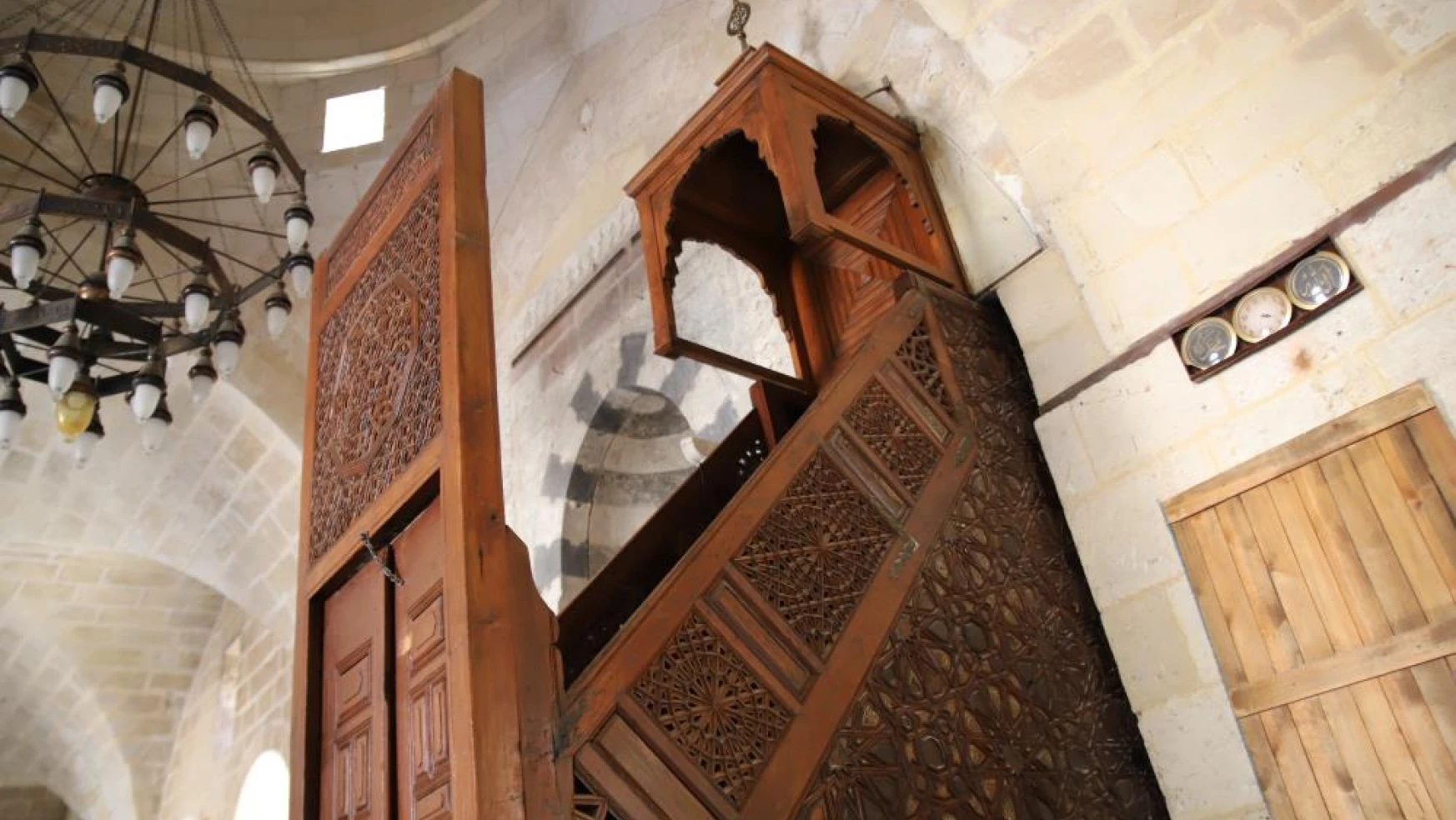 Dünyada ilk: 7 asırlık camide raylı minber