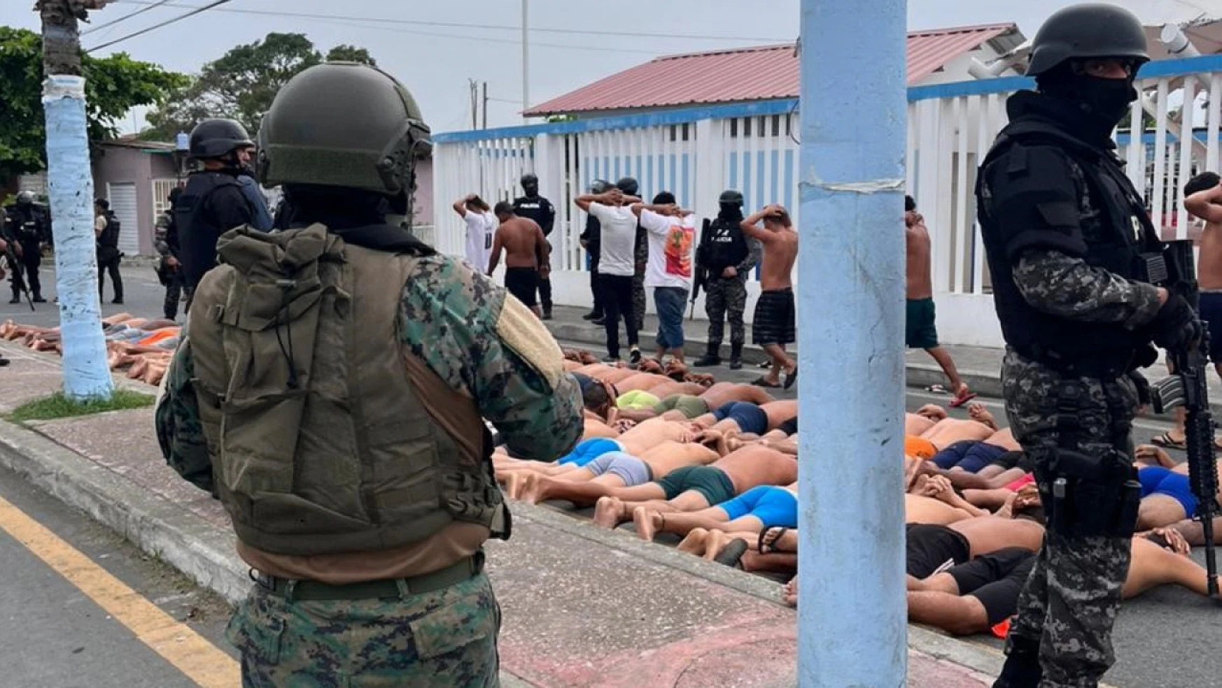 Ekvador'da hastaneyi basan çete üyeleri yarı çıplak gözaltına alındı