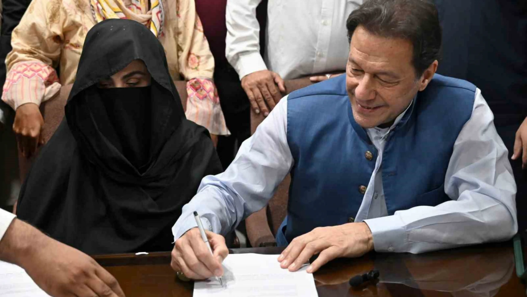 Eski Pakistan Başbakanı Imran Khan ile eşine yasa dışı evlilikten 7'şer yıl hapis cezası