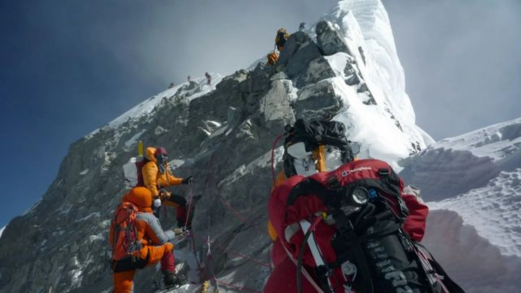 Everest Dağı'nda mahsur kalan dağcı son anda kurtarıldı