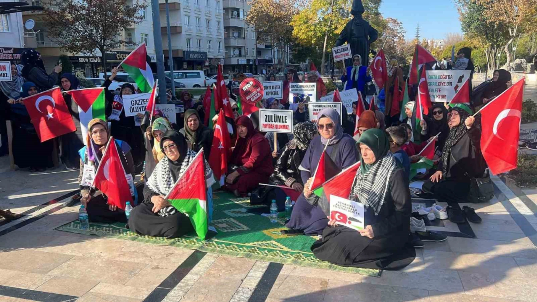 Filistin'e destek için oturma eylemi başlattılar