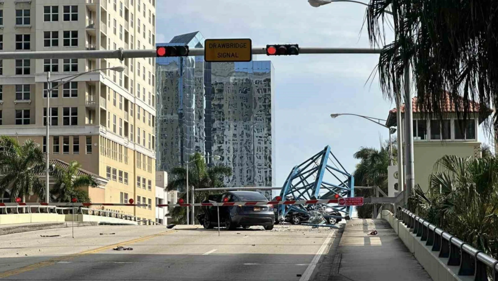 Florida'da vinç aracın üstüne düştü: 1 ölü