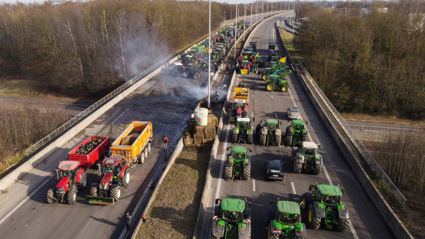 Fransa'da çiftçiler otoyolları kapatarak Paris'i abluka altına aldı