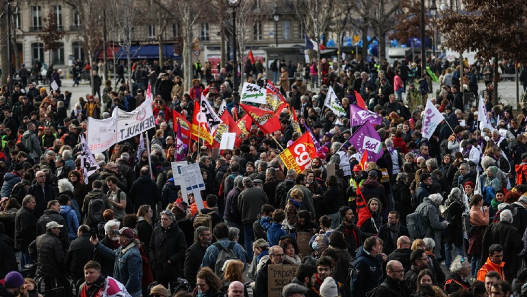 Fransa'da sendikalardan emeklilik reformuna karşı grev çağrısı