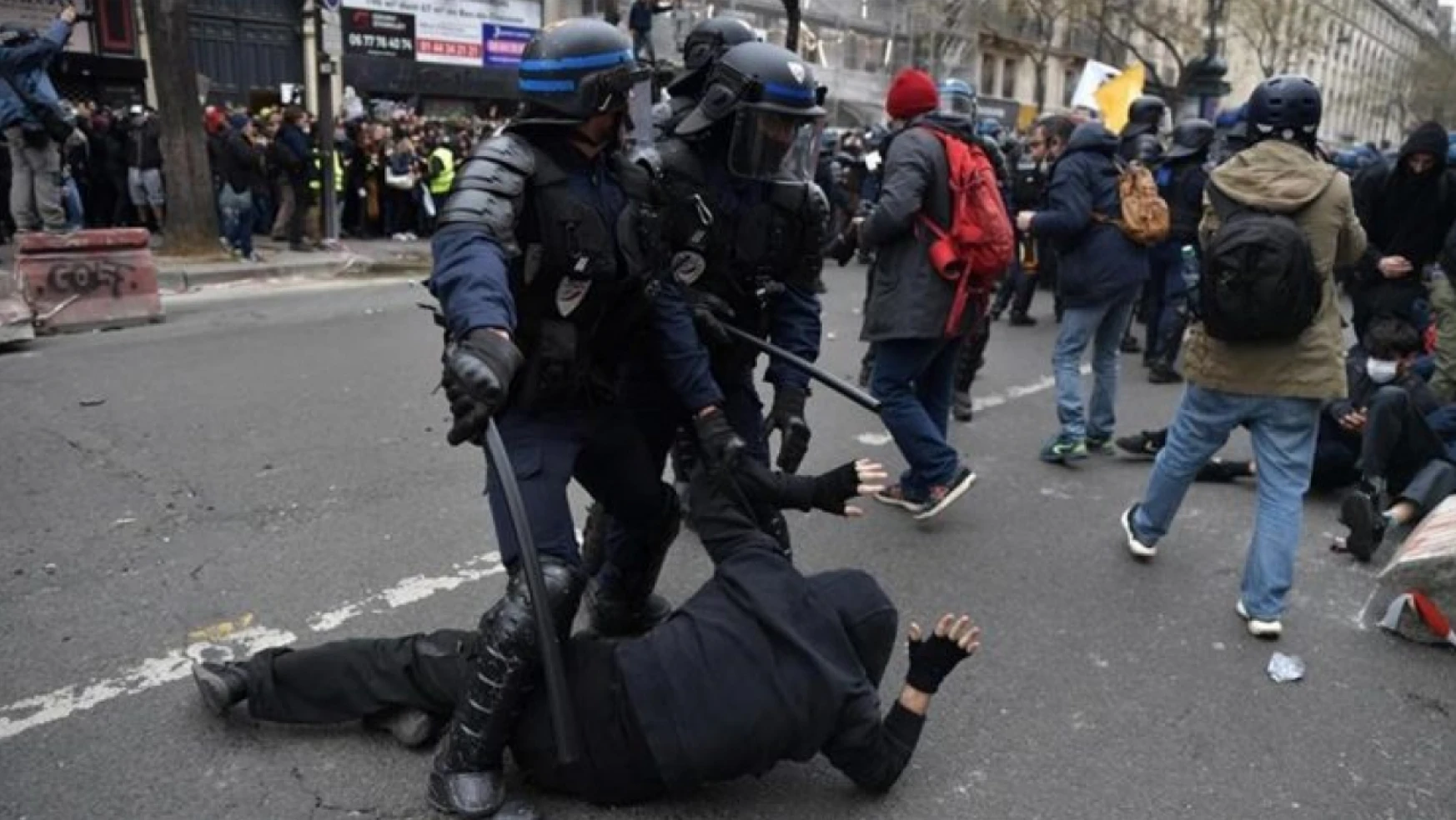 Fransa'da siyahi gence copla saldıran polislere ertelemeli hapis cezası