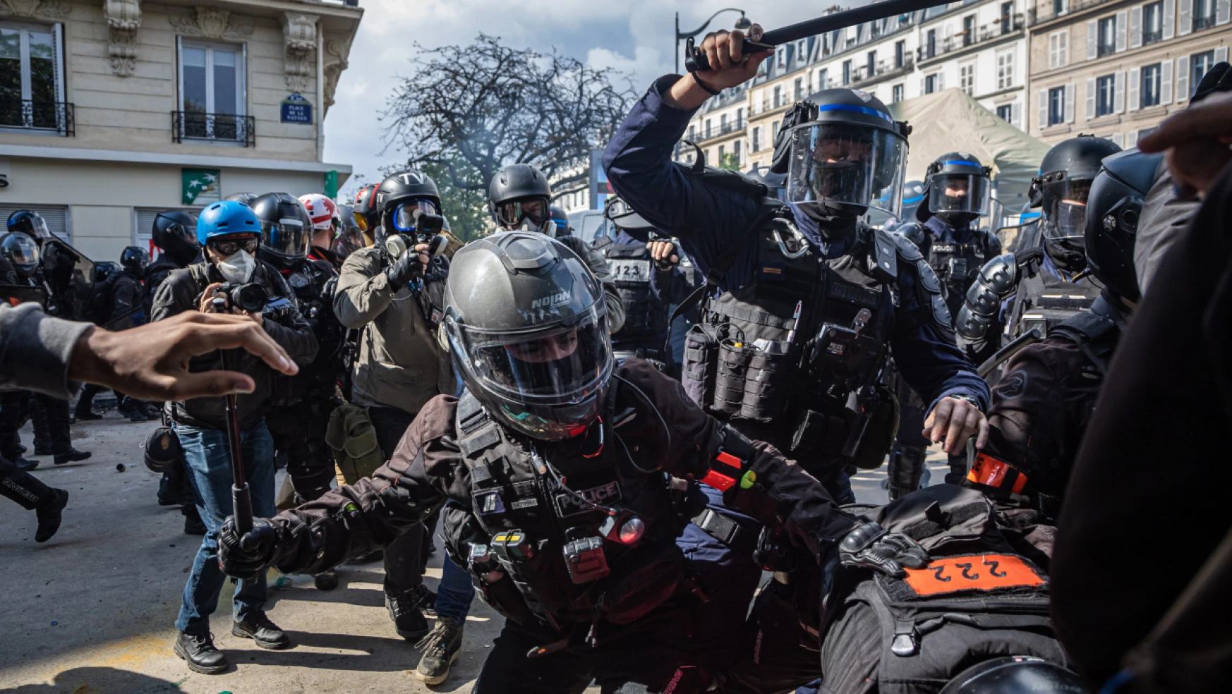 Fransa'daki olaylı 1 Mayıs'ta yaklaşık 200 gözaltı